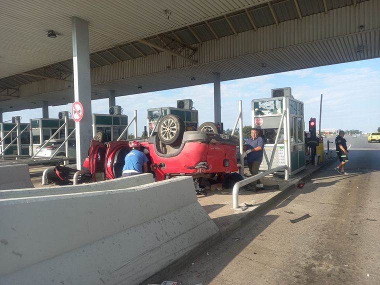 Un hombre murió tras impactar contra el muro del peaje Córdoba-Carlos Paz.
