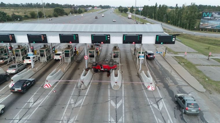 Así quedó el auto que chocó contra el peaje. 