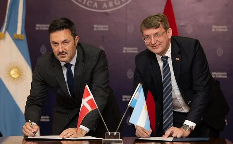 FOTO: Luis Petri, ministro de Defensa y Troels Lund Poulsen, Dinamarca, firman el acuerdo. 
