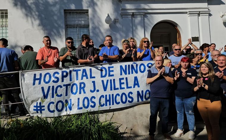 FOTO: Los empleados del centro de salud realizaron un abrazo solidario. 