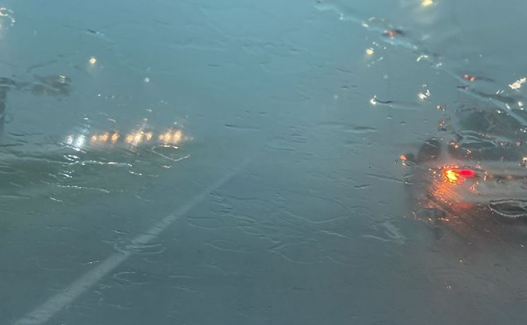 La lluvia de este miércoles en Córdoba. (Foto: Celeste Benecchi/Cadena 3)