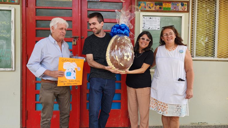 FOTO: Capilla Vieja entregó los 3 huevos de Pascua 