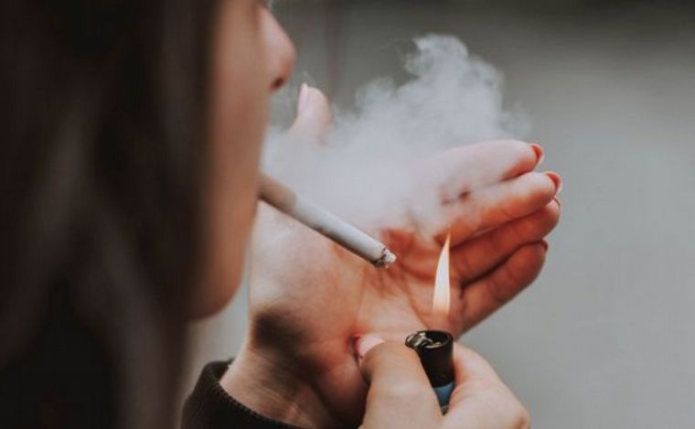 España busca endurecer la ley antitabaco y prohibiría fumar en lugares privados.