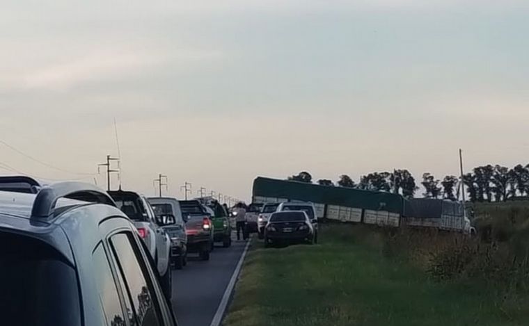 Un camión, un auto y un transporte de pasajeros colisionaron en Villa María