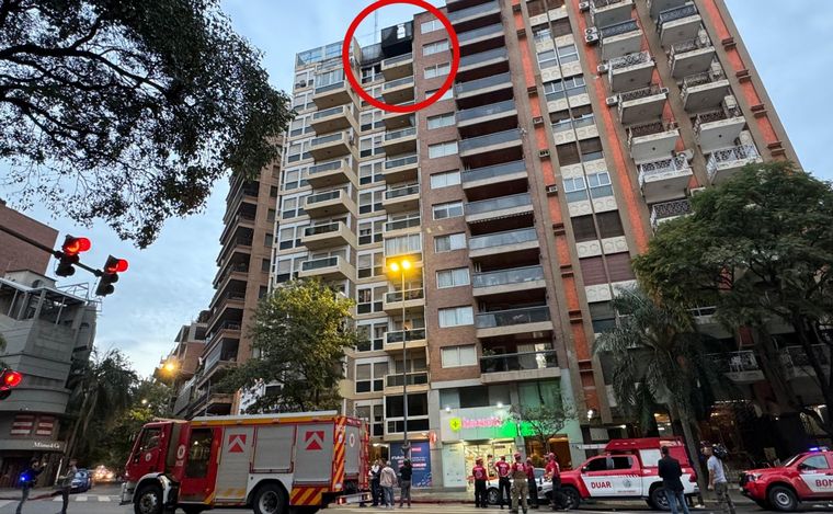 FOTO: El incendio se desató en el piso 12 de un edificio de Nueva Córdoba.