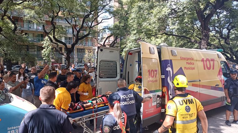 Uno de los falsos plomeros fue trasladado al hospital.