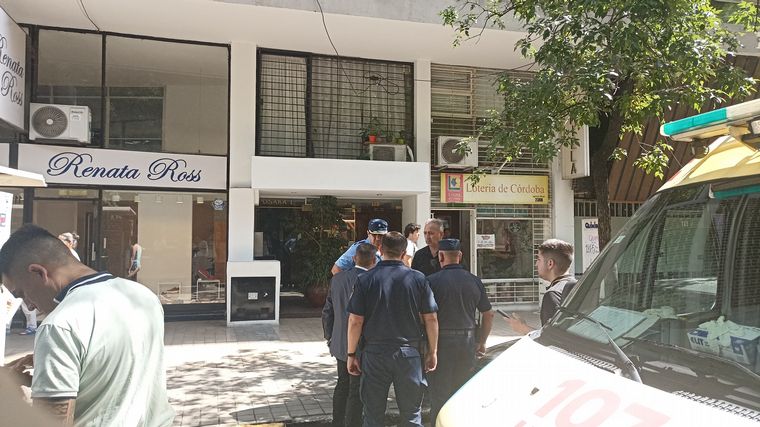 Uno de los falsos plomeros fue trasladado al hospital.