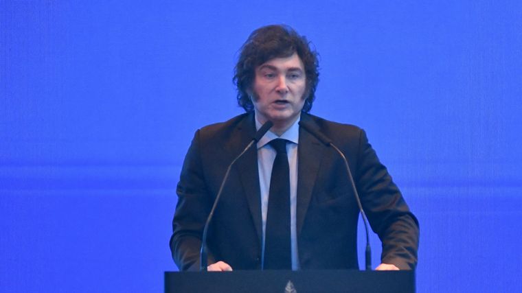 Milei versus Clarín: como Cristina pero por las razones opuestas