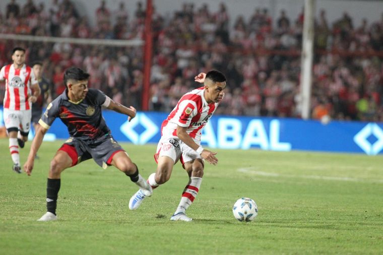 "La Gloria" tuvo una noche negra en su cancha. 