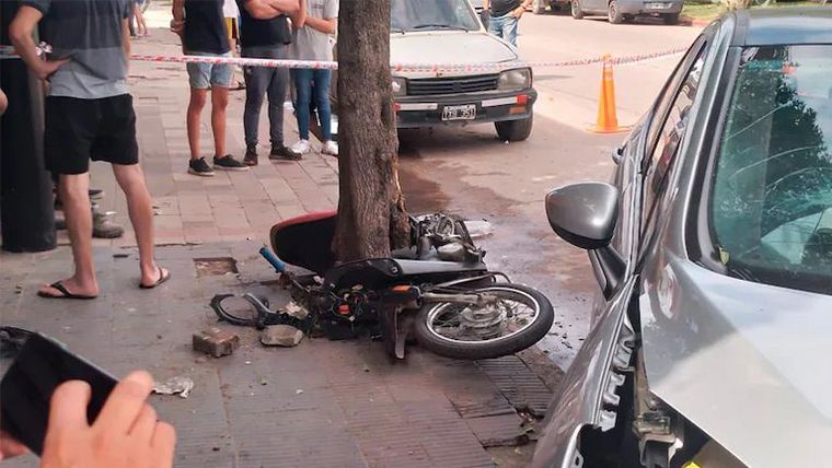 FOTO: Los delincuentes quedaron tirados en el asfalto (El Doce).