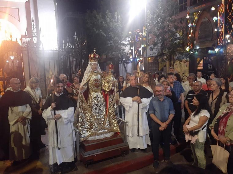 La procesión se desarrolla por las calles de la capital cordobesa. 