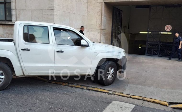 El vehículo en el que fue trasladado el presunto asesino del playero Bruno Bussanich.