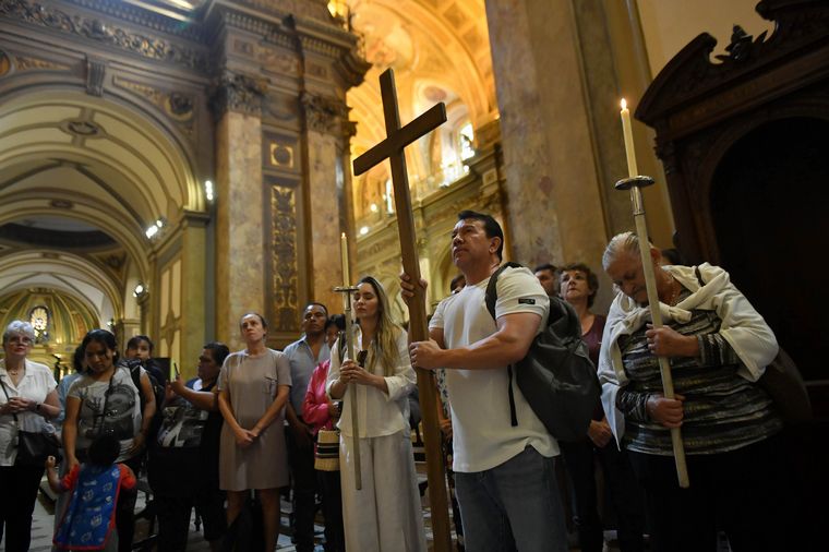 FOTO: El Viernes Santo se realizó el Vía Crucis en diferentes iglesias del país