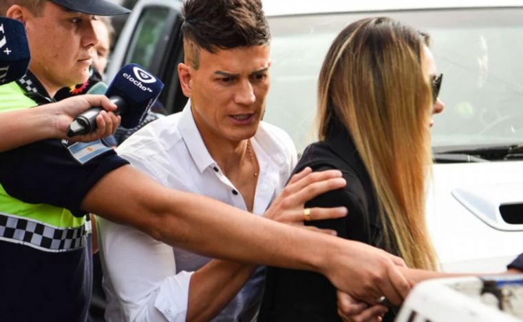 Sebastián Sosa junto a su esposa, la influencer Stephani Correa.