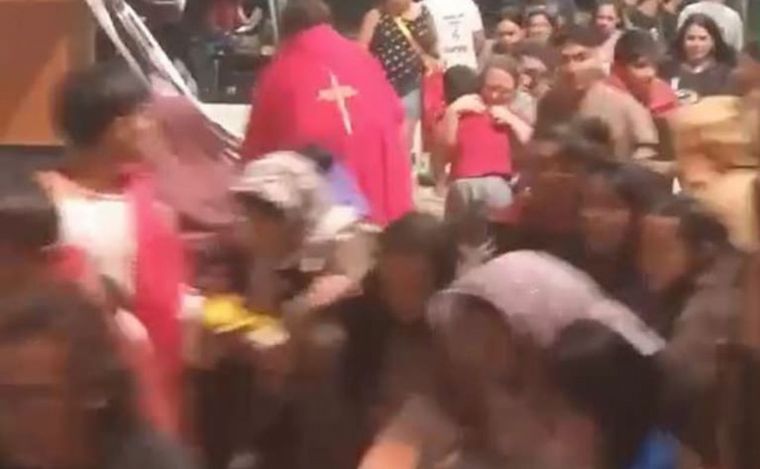 Por una persecución policial hubo corridas en el vía crucis de La Matanza. (Captura).
