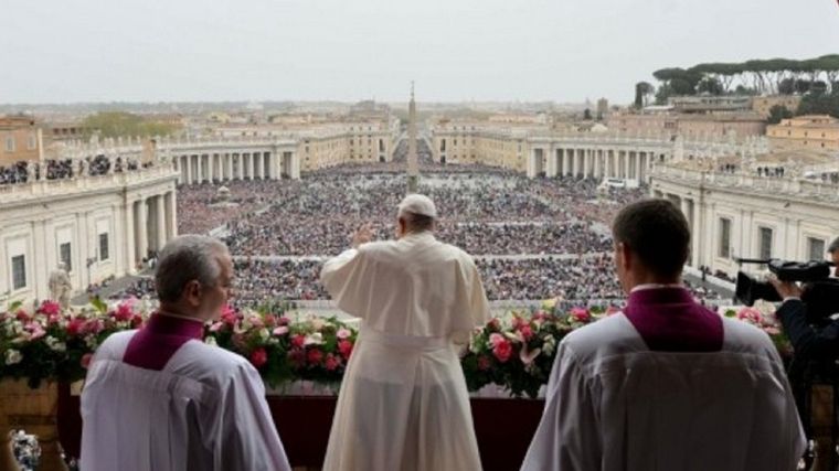FOTO: Domingo de Pascua de Resurrección: Francisco, muy activo y arriba del papamóvil