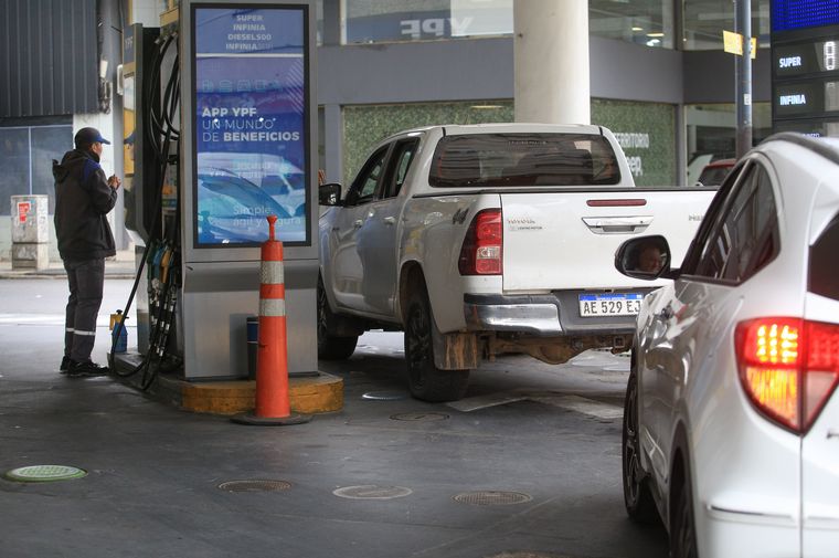 FOTO: Otro golpe al bolsillo para los automovilistas: suben una vez más los combustibles. 