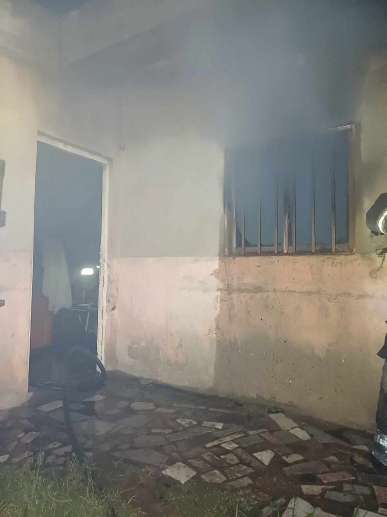 FOTO: Quemaron una casa en villa El Nailon. (Policía)