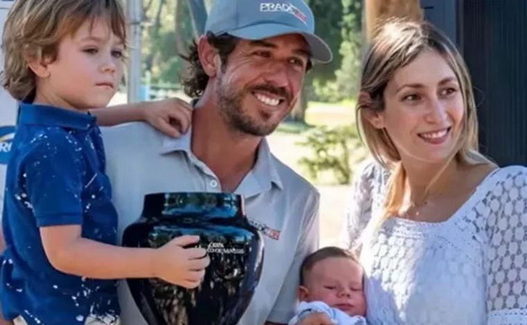 FOTO: Emilio Domínguez y María Victoria De La Mota Claverie junto a sus dos hijos.