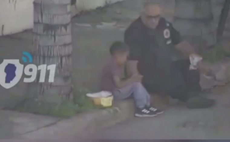 Un gesto policial que emocionó a todos en Pascua