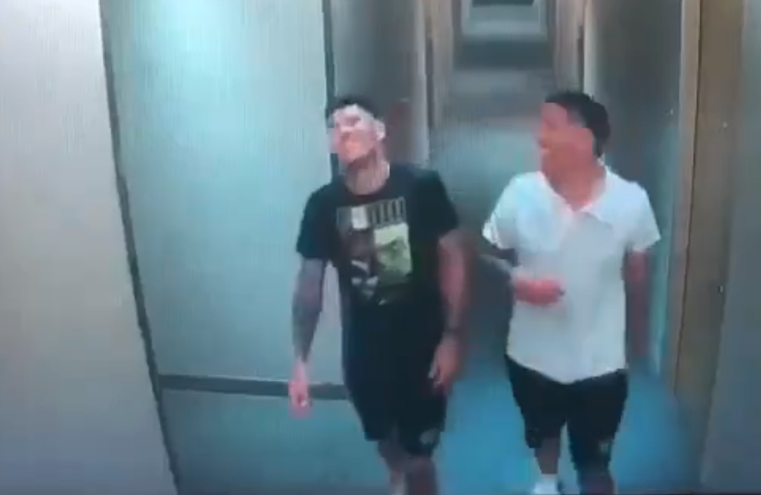 FOTO: Una cámara del hotel captó a 2 jugadores de Vélez riendo tras el presunto abuso