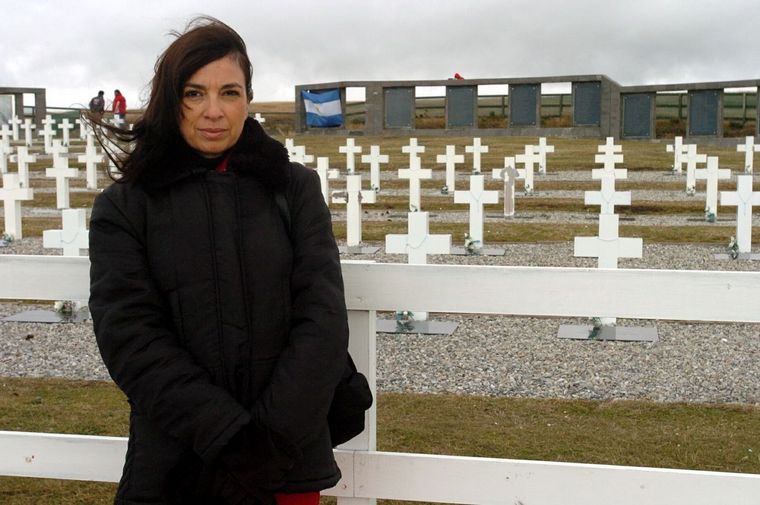 Alejandra Conti, en el cementerio de Malvinas, (Gentileza Marcela Marbián)