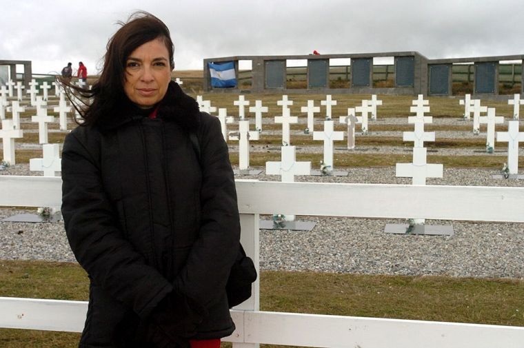 FOTO: Alejandra Conti, en el cementerio de Malvinas, (Gentileza Marcela Marbián)