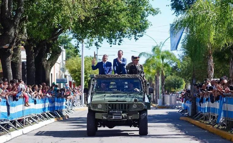 Martín Llaryora, en los desfiles por Malvinas en Oliva. (Foto: gentileza)