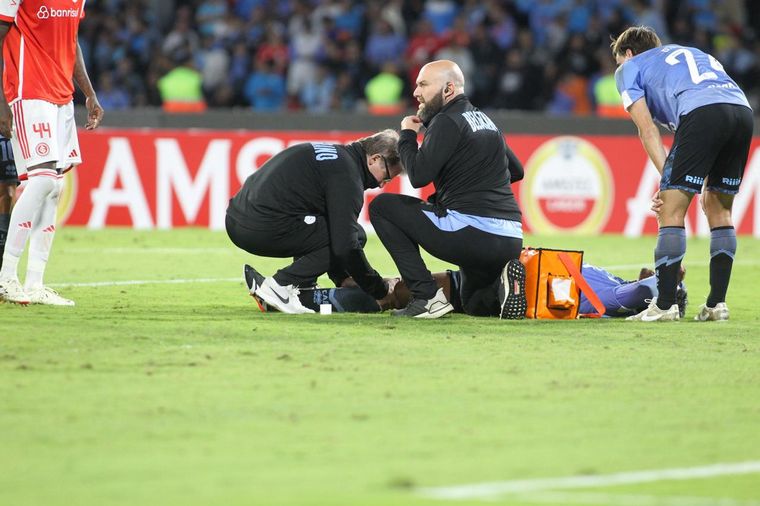 Lucas Passerini se retira lesionado. (Foto: Daniel Cáceres/Cadena 3).