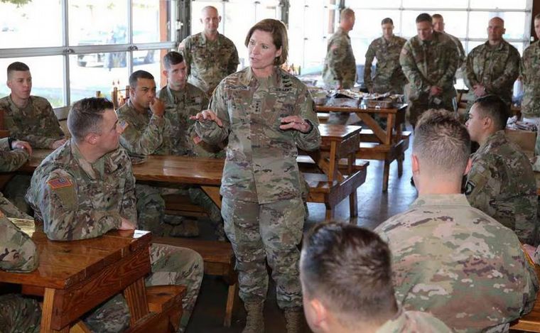 Alerta por China: llegó al país la jefa del Comando Sur de Estados Unidos