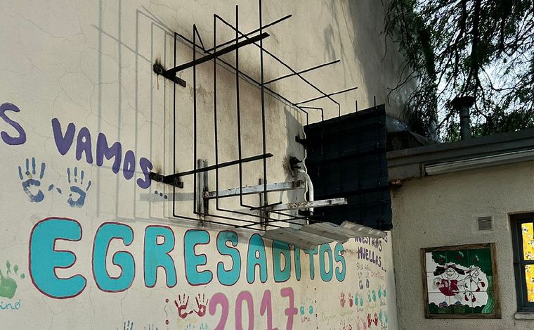 Robaron los aires acondicionados en un jardín de Córdoba. (Lucía González/Cadena 3)