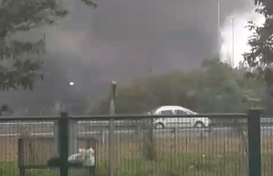 Una columna de humo negro salía del depósito de la Inspección Técnica Vehicular. 