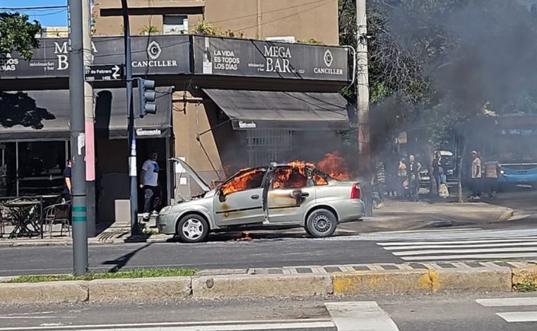 El Chevrolet Corsa gris tenía tubo de gas. 