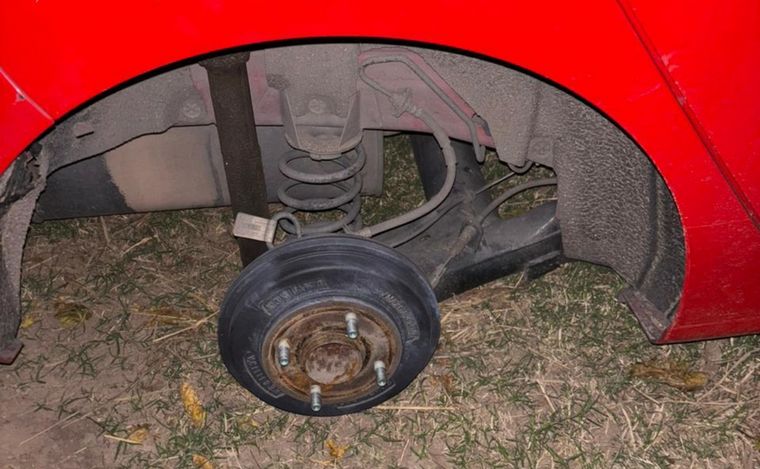 FOTO: Un hincha fue a ver a Belgrano con su hijo y le robaron dos ruedas de su auto.