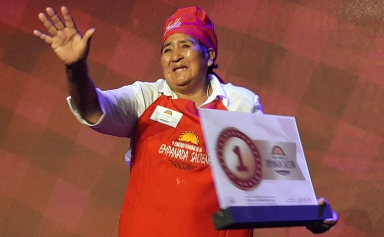 FOTO: Ester del Valle López ganó el Concurso de la Empanada Salteña a sus 71 años.