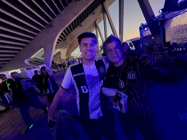Entusiasmo de los hinchas albiazules por el debut de Talleres en la Libertadores.