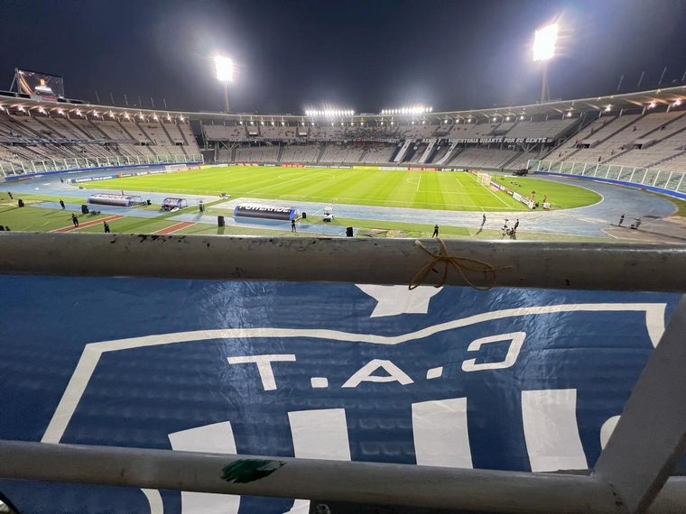 Entusiasmo de los hinchas albiazules por el debut de Talleres en la Libertadores.