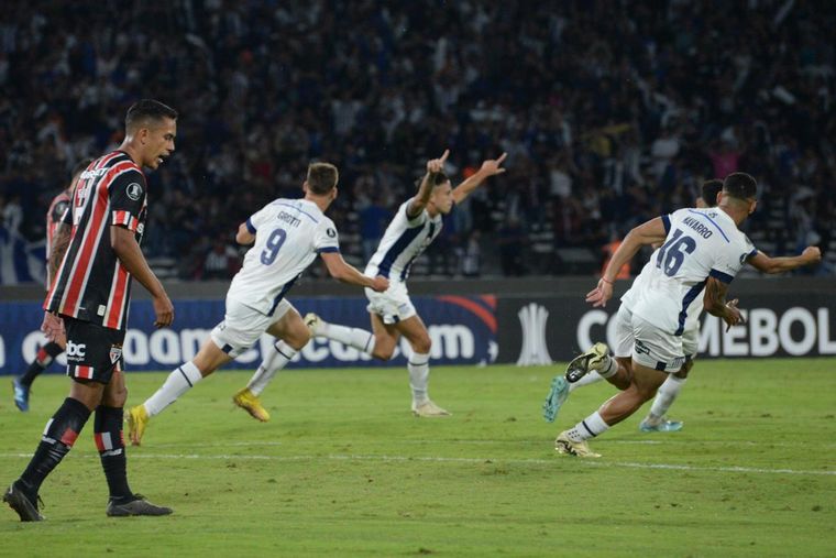 FOTO: El delantero Ramiro Ruiz Rodríguez festeja el gol que abrió el marcador para "La T". 