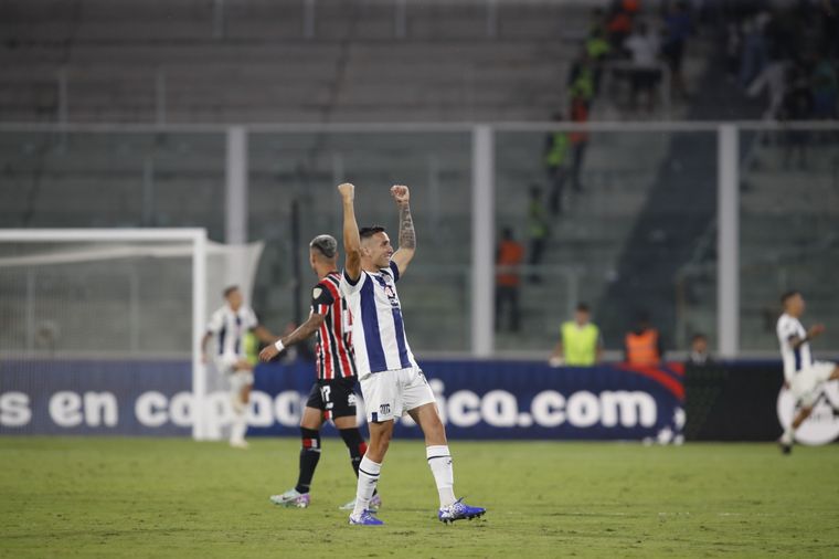 Rubén Botta celebra el segundo tanto para la victoria de Talleres