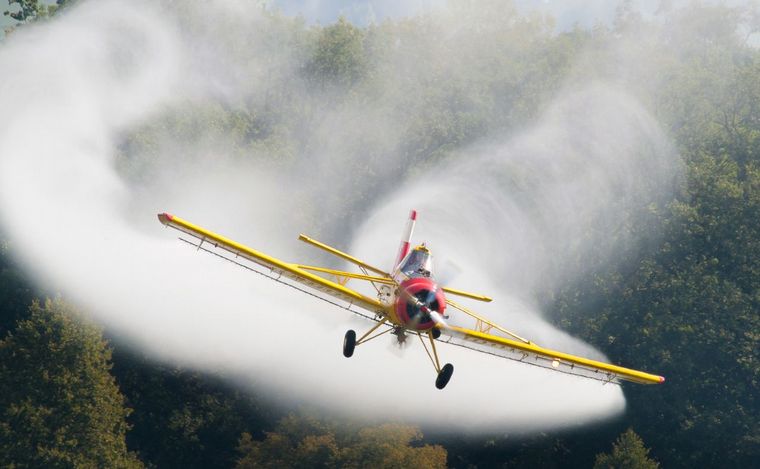 FOTO: Fumigar ciudades en avión: ¿La solución para el dengue?
