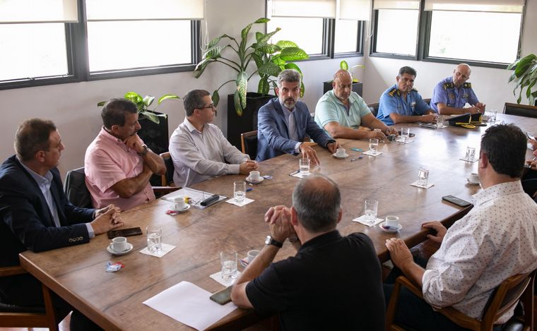 El intendente de Mendoza suma a taxis y remises al programa Ojos en Alerta.