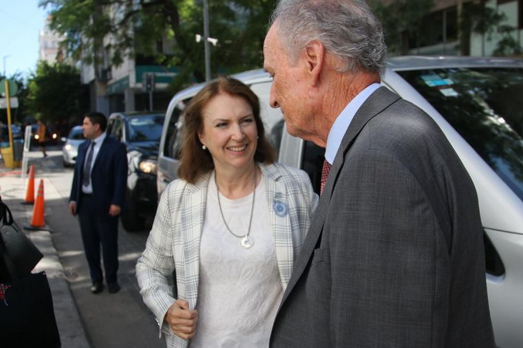 Diana Mondino llega a la Bolsa. La recibe Manuel Tagle.