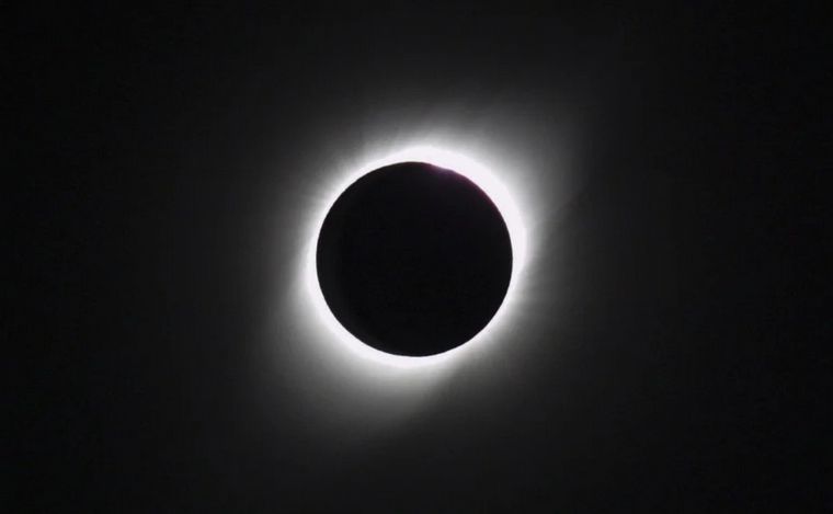 FOTO: Un eclipse total de sol revoluciona a América del Norte.