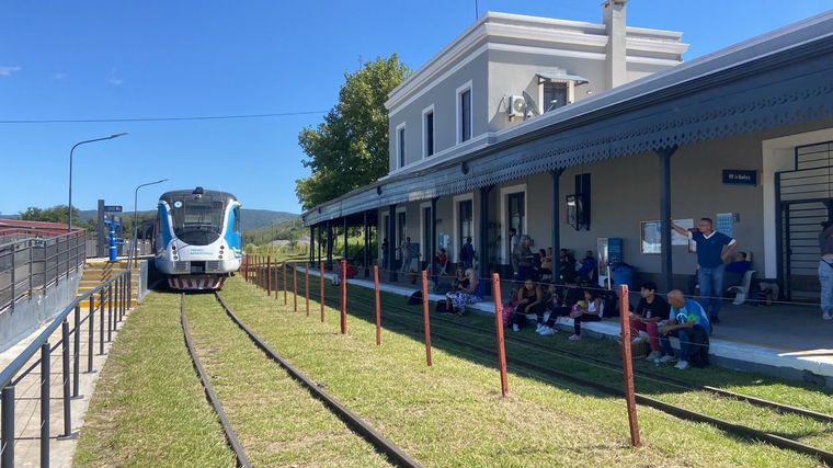 FOTO: 250 personas varadas en el Tren de las Sierras en La Calera.