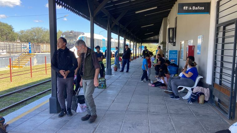 250 personas varadas en el Tren de las Sierras en La Calera.