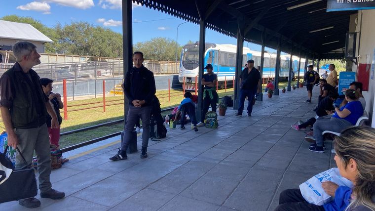 FOTO: 250 personas varadas en el Tren de las Sierras en La Calera.