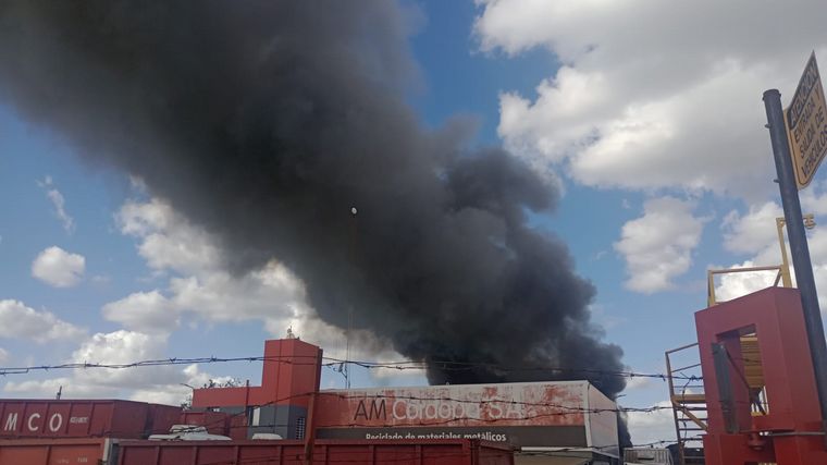 Se desató un incendio en una planta de reciclaje en Barrio Yofre de Córdoba