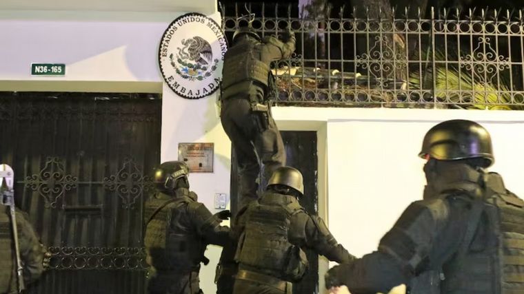 FOTO: Ecuador invadió la embajada de México en Quito (Foto: La Nación)