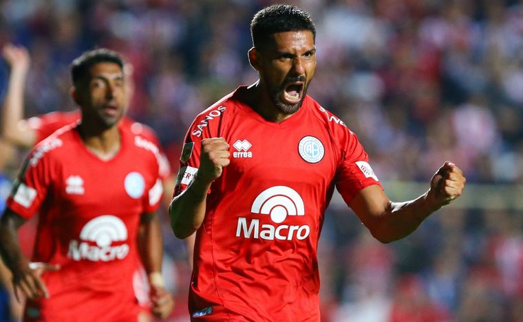 Franco Jara celebra uno de sus tantos ante Unión en Santa Fe. (Foto: CAB)