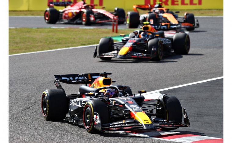 FOTO: Verstappen y Pérez condujeron la carrera y sellaron otro 1-2 de Red Bull en Japón